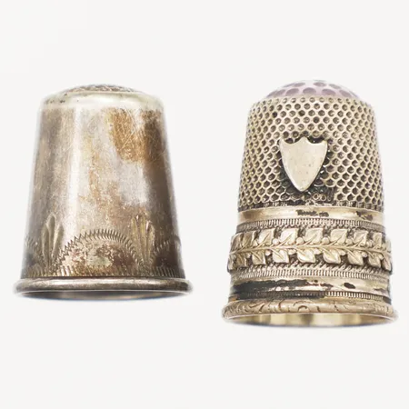 Två fingerborgar, en ostämplad, bucklig, silver Vikt: 7 g