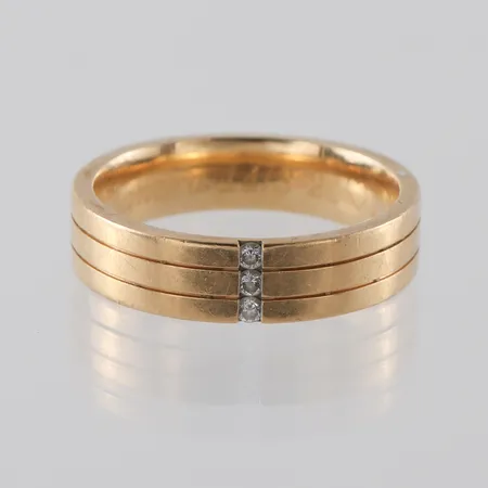 Ring 18k med 3 st små diamanter "Story of Love",repor,storlek 19 ¾ mm,bredd 5.5 mm. Vikt: 9,7 g