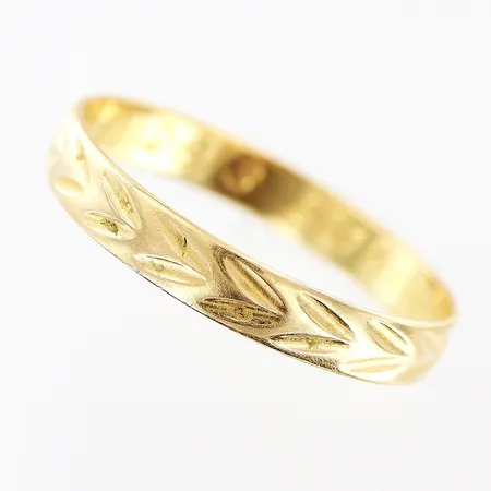 Ring mönstrad, stl 19¼, gravyr, 18K Vikt: 1,8 g