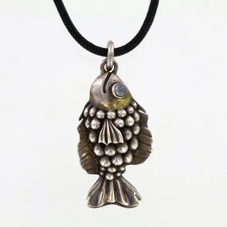 Ole Lynggaard My friend Julis 57x26mm, fisk, tygband med silverdetaljer, silver 925/1000. Bruttovikt: 37,4gram Vikt: 37,4 g