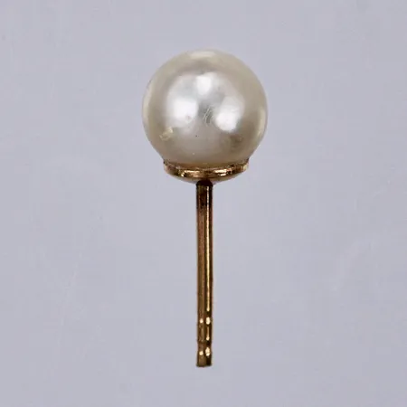 Ett udda örhänge med odlad pärla Ø ca 6mm saknar stoppers 18K Vikt: 0,4 g