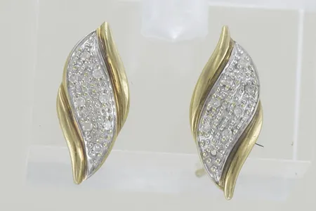 Ett par örhängen med små diamanter, höjd 18,7 mm, ploppar saknas, 18K Vikt: 2 g