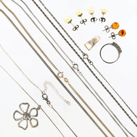 Tre kedjor samt en kedja med hänge, ett hänge, en ring, tre par örhängen, silver 830-925/1000 Vikt: 28,1 g