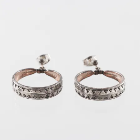 Örhängen paret,silver,kopior på fornfynd (fingerring),diameter ca 23.2 mm. Vikt: 7,5 g