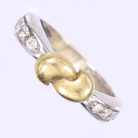 Ring med vita stenar stl 15½, bredd 2-5mm, detalj i rödguld, vitguld, 18K  Vikt: 3,6 g