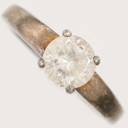 Ring med vit sten, stl:18 bredd ca 6mm, 925/1000 Silver Vikt: 3,4 g