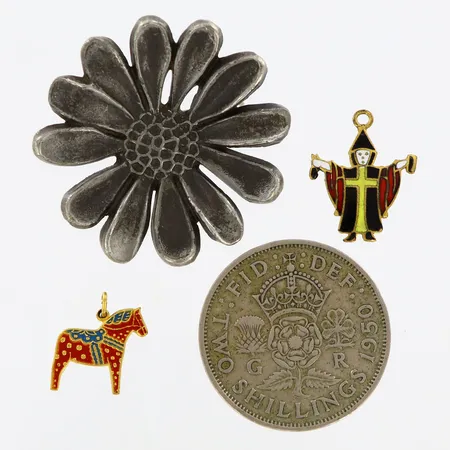 Två hängen en brosch ett mynt oädellmetall Vikt: 0 g