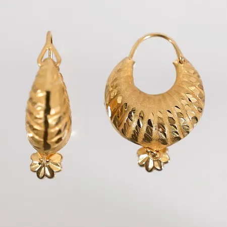 Ett par örhängen längd 28mm bredd 19mm höjd 8mm 21k 3,3g Vikt: 3,3 g