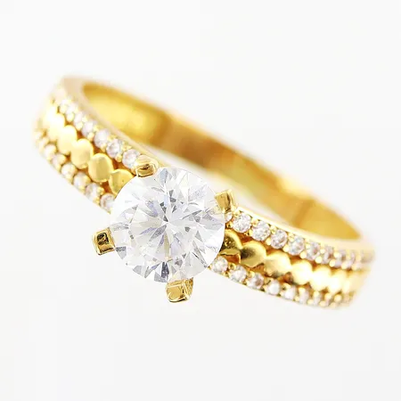 Ring, stenar, stl 18½, bredd 3-7mm, stenar, defekter, 1 sten saknas, 21K.  Vikt: 3,2 g