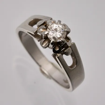 Ring i 18K vitguld, stl 16½, bredd 2,5-7,3mm, 1st diamant, 0,31ct WSI, importstämpel, vikt 4,25g.