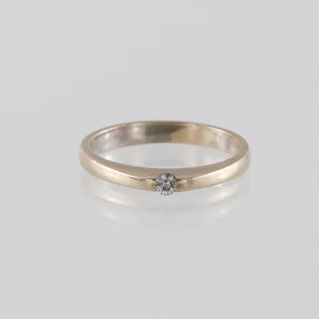 Ring 18k med liten diamant,storlek 16 ½ mm,bredd ca 2.7 mm. Vikt: 2,9 g