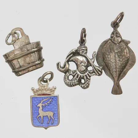 Fyra hängen, längd ca 18-30mm, emalj, slitage, 800-830/1000 silver Vikt: 8,1 g