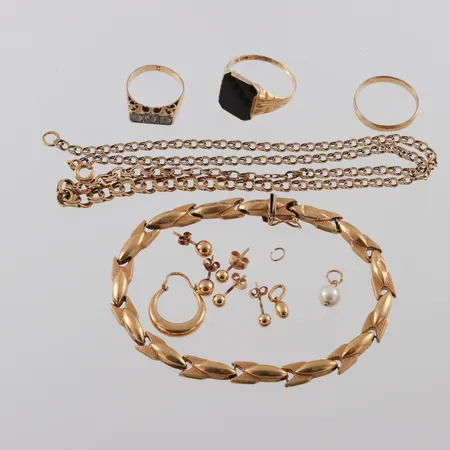 Diverse smycken med defekter och gravyrer,några med stenar,18k. Vikt: 30,8 g