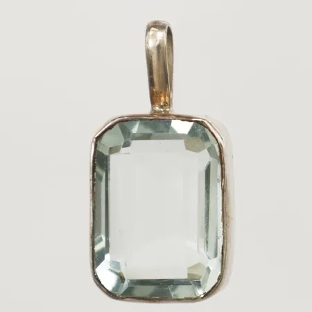 Hänge med fasettslipad blå sten, längd 35mm inkl ögla, bredd 17,8mm, silver  Vikt: 9,4 g