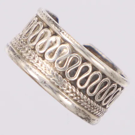 Ring, stl 18, öppen skena, bredd 9,7mm, 925/1000 silver Vikt: 4,7 g