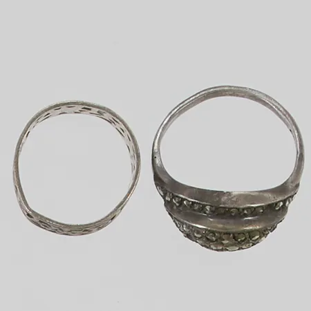 2 Ringar, skev/saknar stenar, 830/1000 Silver 5,5g.