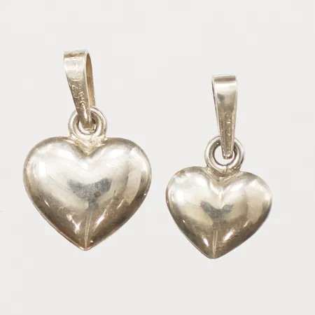 Två hängen hjärtan, längd 17mm, 15mm, bredd 9mm, 11mm, silver 925/1000 Vikt: 1,2 g