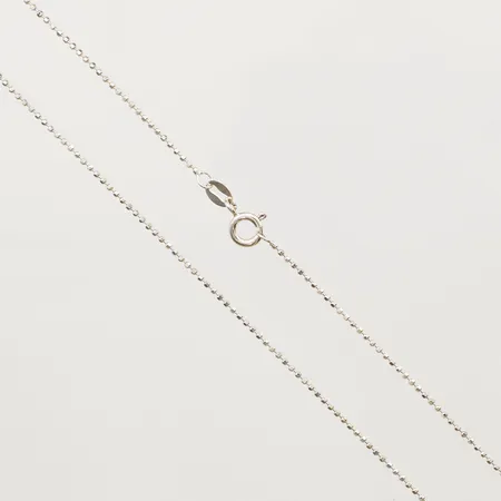 Kedja fasetterad längd 45cm, bredd 1mm, 925/1000 silver Vikt: 2,2 g