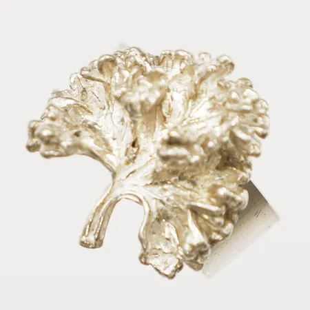 Ring med organisk dekor, Peter von Post, Stockholm år 1973, stl 18, något reglerbar storlek, bredd 20,6mm, 925/1000 silver Vikt: 9,1 g