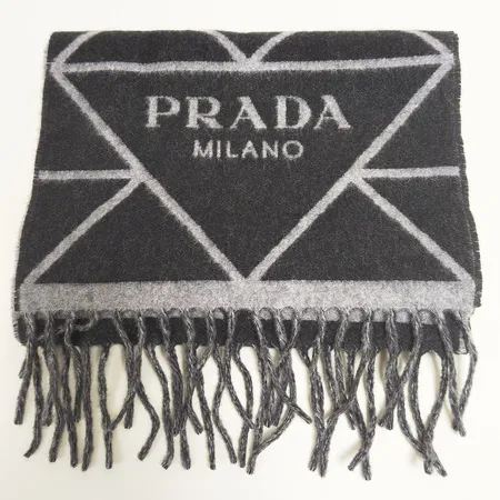 Halsduk Prada grå/svart Kashmir triangellogga, längd ca 175cm, bredd 28cm, kvittokopia från Prada 2022, inga andra tillbehör.  Vikt: 0 g