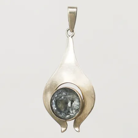 Hänge med blå sten, längd 44mm inkl ögla, bredd 19,2mm, silver  Vikt: 3,8 g
