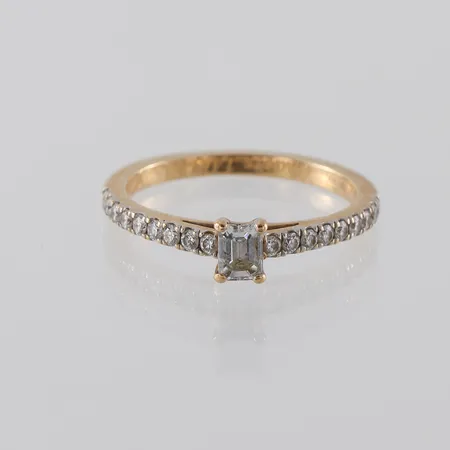 Ring 18k med diamanter "Story of Love",storlek 17 mm,bredd 1.8-4.7 mm,gravyr. Vikt: 2,8 g