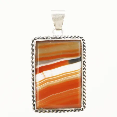 Hänge med bandagat, längd 47mm inkl ögla, bredd 26mm, 830/1000 silver Vikt: 10,6 g