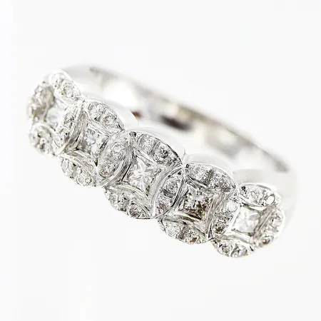 Ring med diamanter 32xca0,05ct,  5xca0,05ct prinsesslipade, stl 17¾, bredd 2,5-6,5mm, vitguld, 18K Vikt: 6,7 g
