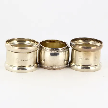 Tre servettringar i olika modeller, silver 830/1000 Vikt: 28,8 g