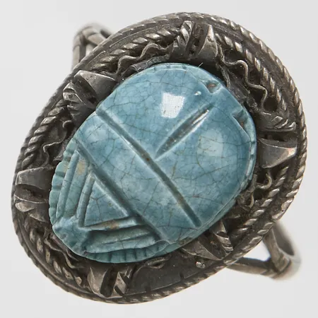 Ring med keramik skarabé, stl20½, bredd 2,5-22mm, egyptiska stämplar, skev, 600/1000 silver, bruttovikt: 6,1g Vikt: 6,1 g