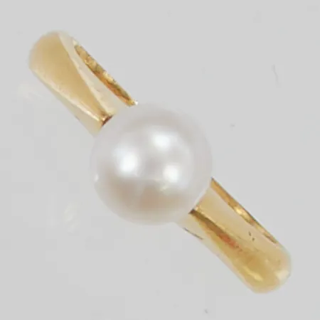 Ring Ø18, pärla ca 7mm, gravyr, 23K 5,7g.