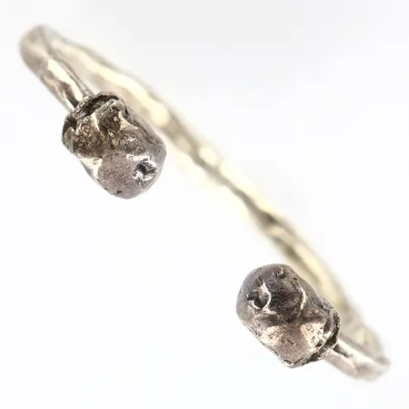 Armring Bjørg obearbetade diamanter 55x50mm bredd 4-8mm, skevheter/tillverkningsdefekter, silver 925/1000.  Vikt: 25,5 g