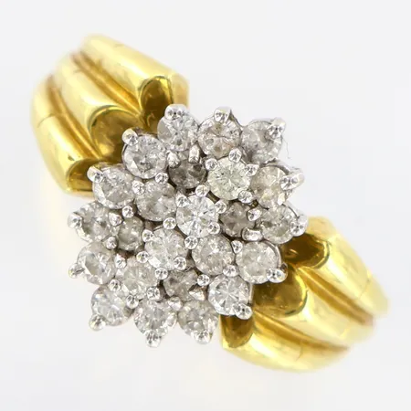 Ring med 24 diamanter ca 0,70ctv, stl 18¾, bredd: 2-15mm, 18K  Vikt: 7,3 g