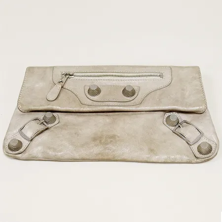 Väska Balenciaga Paris, clutch, grått läder med nitar, ett utvändigt fack med dragkedja, två fack invändigt, svart bomullsfoder, ca 30x18x2cm, detaljer i vitmetall, bruksslitage, fläckar på foder, axelrem saknas, inga tillbehör.