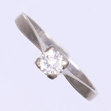 Ring med diamant 1x0,21ct enligt gravyr, stl 17, bredd 1,5-4mm, gravyr, något missformad skena, vitguld, 18K  Vikt: 2,1 g
