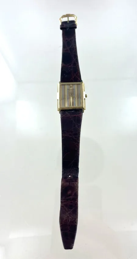 Unisex Raymond Weil 5723 Geneve, längd 22cm, bredd 25 mm 18K guldpläterad nytt batteri behövs slitet armband Vikt: 20 g