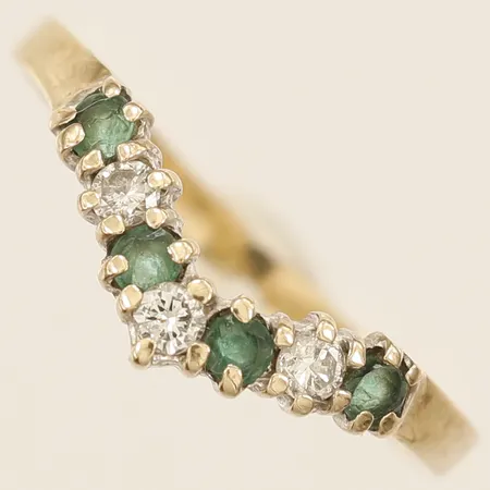 Ring med smaragder och diamanter, 3xca0,03ct, stl 16½, bredd 1,8-2,6mm, 9K Vikt: 1 g