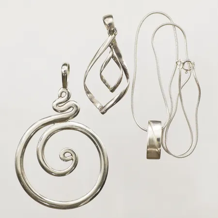 Kedja och två hängen brott på länk, hänge saknar stämplar, silver Vikt: 21,4 g