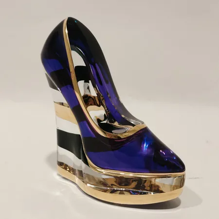 Konstglas Make Up Åsa Jungnelius för Kosta Boda klacksko i lila och guld, höjd ca 12cm, etikettmärkt