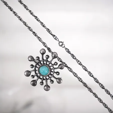 Kedja med hänge/brosch David Andersen  Kedjans längd 68cm bredd 4,3mm  Hänge/brosch ca Ø52mm 925/1000 silver 48,8g Vikt: 48,8 g