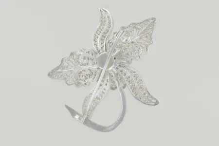 Brosch, bredd 5 cm, höjd 4 cm, silver inga stämplar Vikt: 14,8 g
