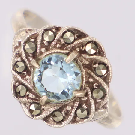 Ring med ljusblå sten och markasiter, stl:16, bredd 11,7mm, importstämplat 830/1000 silver Vikt: 1,6 g