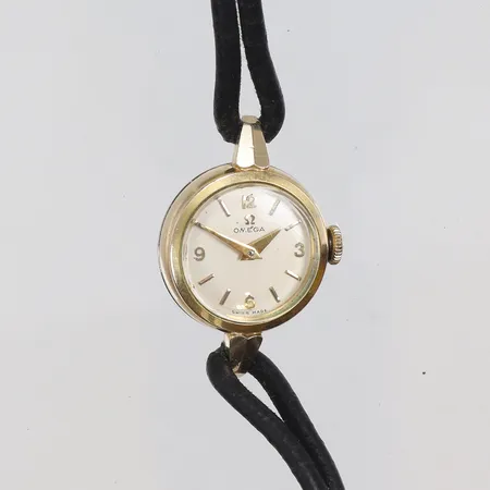 Damur Omega Ø18mm boett nr. 2795-7 snr. 15930811 cal. 244 ca år 1956, manuell uppdragning, band i läder/tyg, förgyllda detaljer, slitage