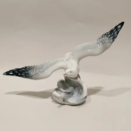 Figurin Metzler & Ortloff Fiskmås FR Lippert, art deco, höjd ca 19cm, bredd 30cm, porslin Skickas med postpaket.
