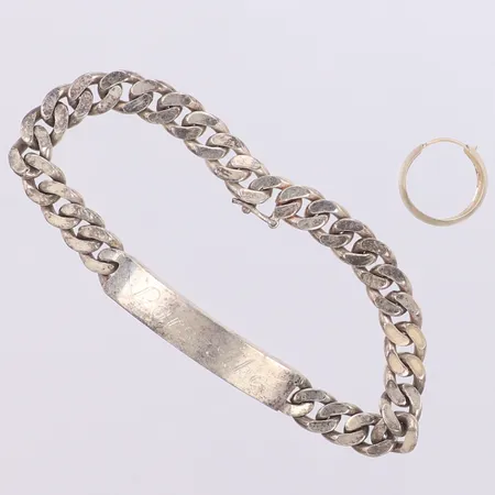 Armband, längd 20cm, gravyr på platta, ett udda örhänge, repor, 925/1000 silver Vikt: 30,4 g