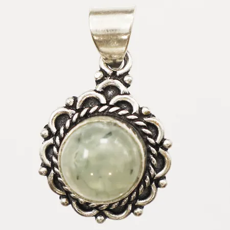 Hänge med prehnit, längd 33mm, bredd 20mm, 925/1000 silver Vikt: 7,2 g