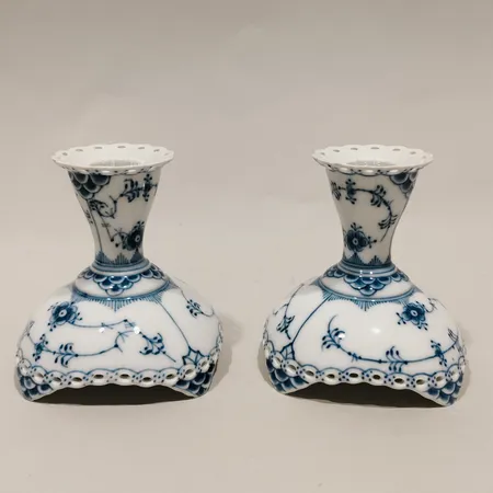 Ett par ljusstakar Royal Copenhagen Musselmalet helblond, nr:1138, höjd ca 11cm, porslin Skickas med postpaket.