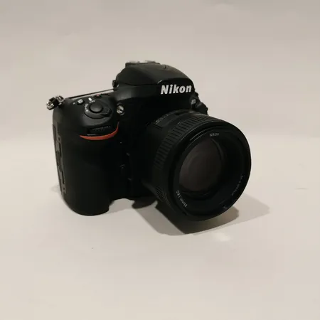 Systemkamera Nikon D810, serienummerr 6065176, 1 Objektiv Nikon Nikkor 85mm 1:1.8G, serienummer 526086, saknar linsskydd, ingen laddare, inga övriga tillbehör Skickas med postpaket.