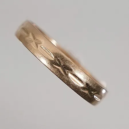 Ring Stl: 16¾ bredd 3,3mm med gravyr 18k 1,7g
