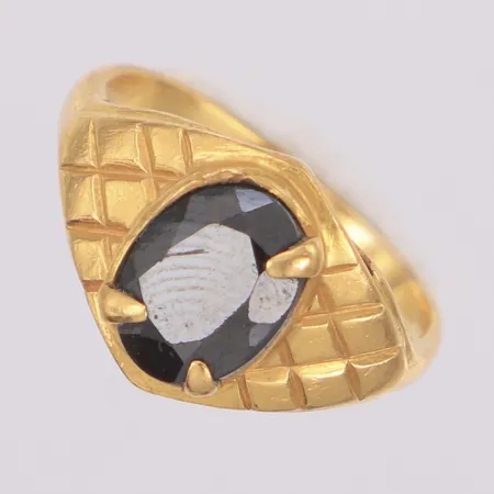 Ring svart sten stl:15½, bredd 11mm, defekt klo, skev, skadad sten, 21K  Vikt: 3,5 g